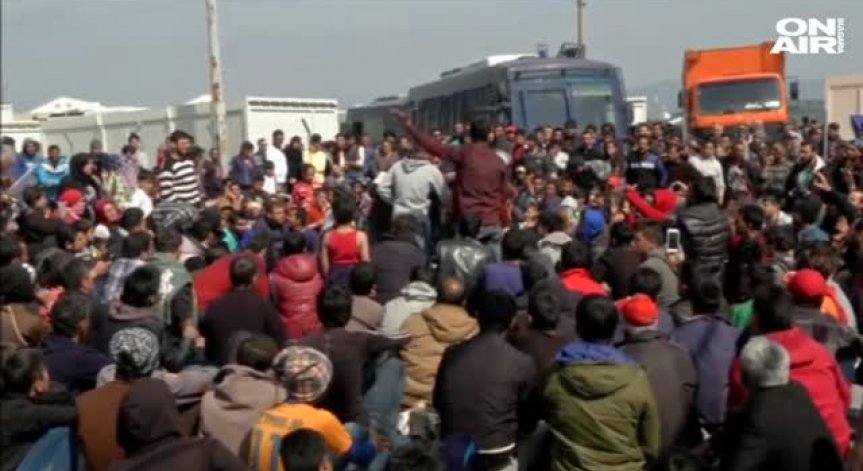 Бежанец се самозапали в Идомени