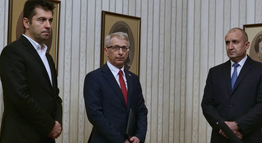Радев връчва втората папка за кабинет