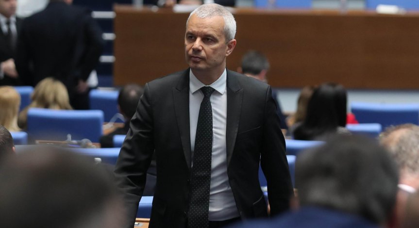 Костадинов коментира и политиката на президента.