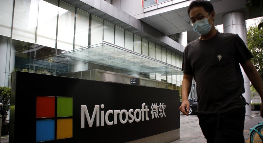 Microsoft пусна по-достъпен лаптоп за 549 долара