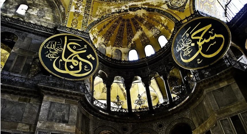 Масова молитва във вече действащата джамия 