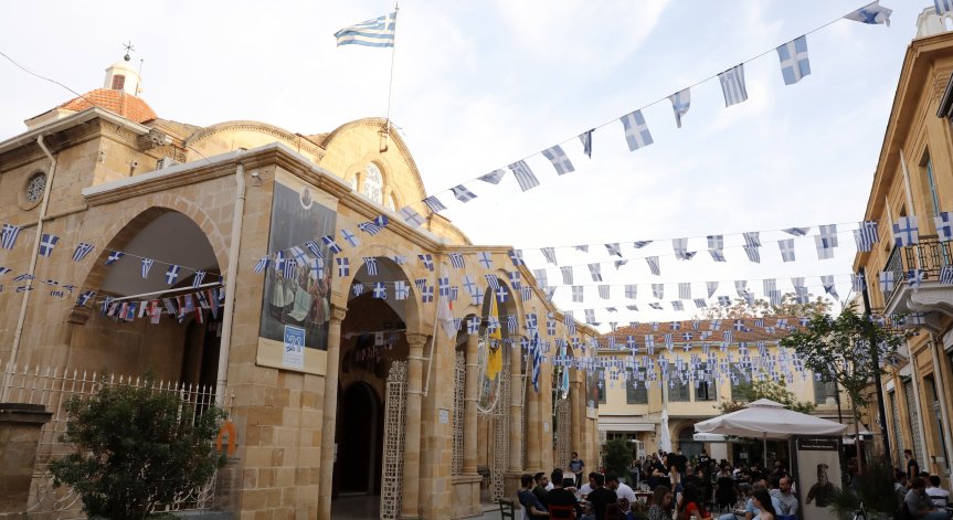 Кипър затяга мерките, примамва младежите със стимули за ваксинация