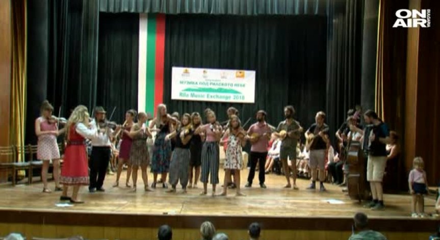 Чужденци от няколко страни изучаваха български фолклор