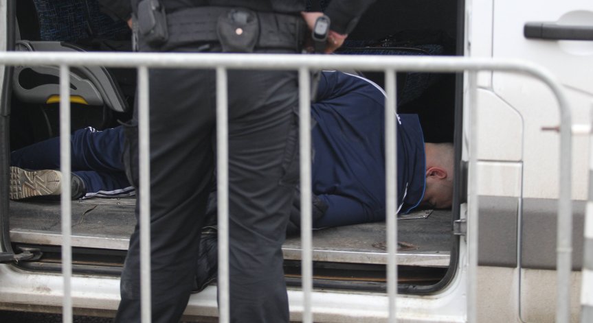 Арестант опита да избяга, потроши патрулка и рани полицай