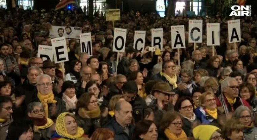 Хиляди в Барселона застанаха зад дадените на съд сепаратистки лидери