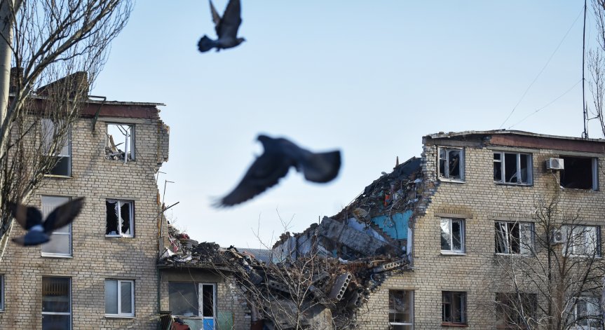 В половин Украйна вият сирени, дронове се разбиват в руски райони