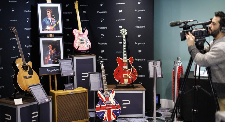 Електрическа китара на Ноел Галъхър от Oasis бе продадена за 289 800 паунда