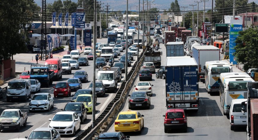 Разглеждат се кадри от охранителни камери в района в търсене на виновника.