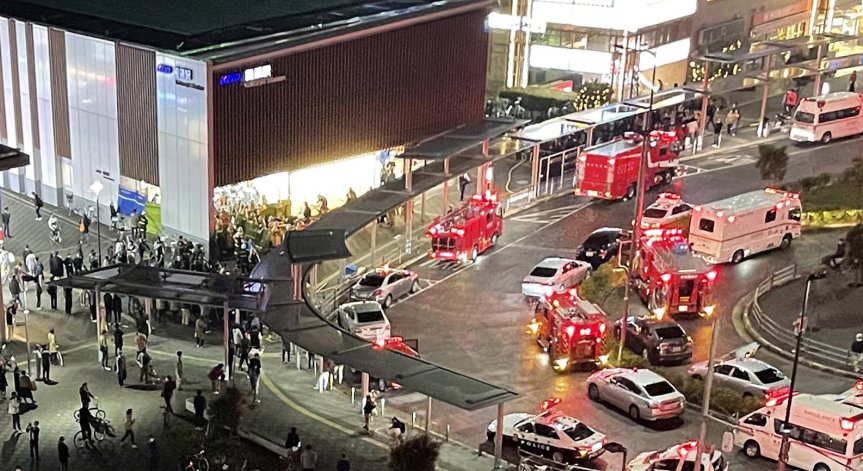 Мъж, облечен като Жокера, атакува пътници във влак в Токио