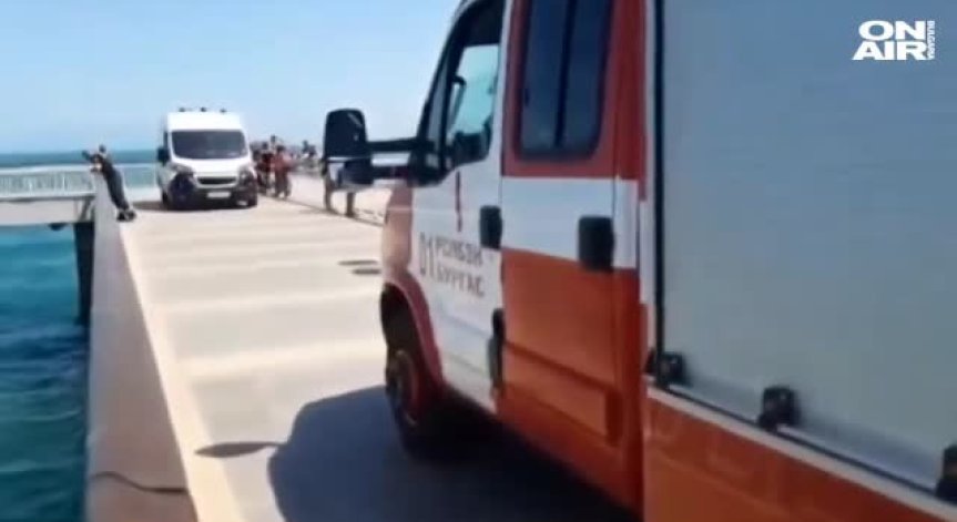 Издирват 16-годишно момче, скочило от кея в Бургас