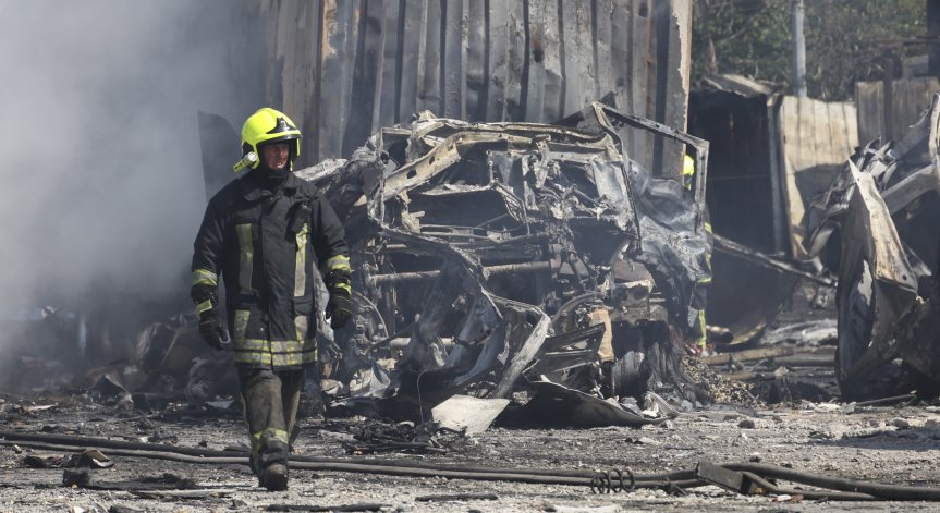 Руски дрон удари жилищна сграда в Киев и предизвика пожар