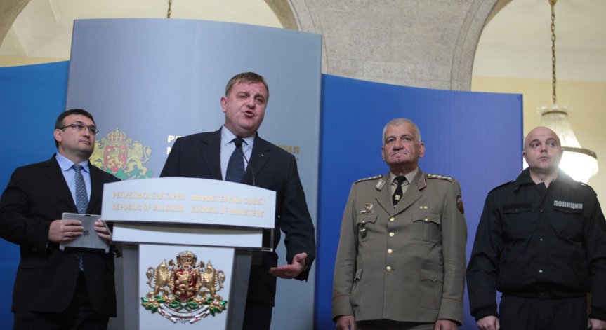 Каракачанов: Не е отминала опасността от мигрантска вълна към България