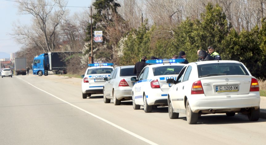 Задържаха и дават на съд сириец, превозвал бежанци през България