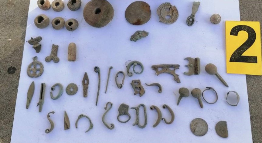 Иззеха културно-исторически ценности, скрити в дома на 51-годишен мъж