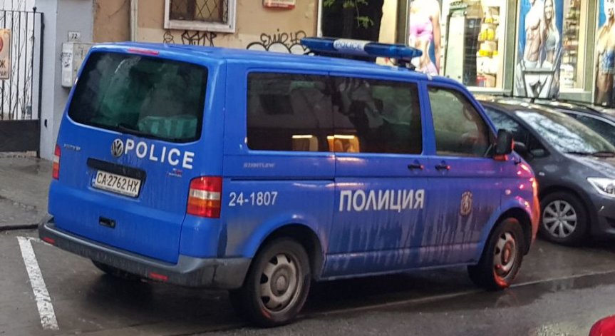 Задържаха семейство, връхлетяло с камъни и прътове полицаи