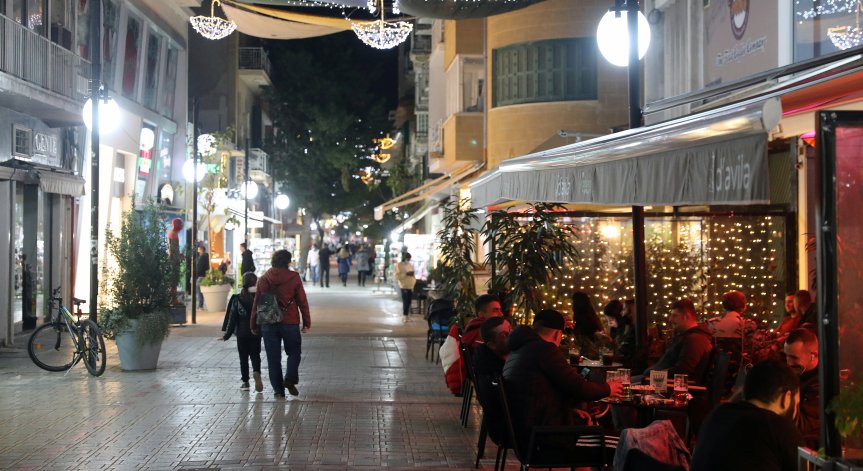 Кипър по нашите стъпки: Затвори заведенията и моловете