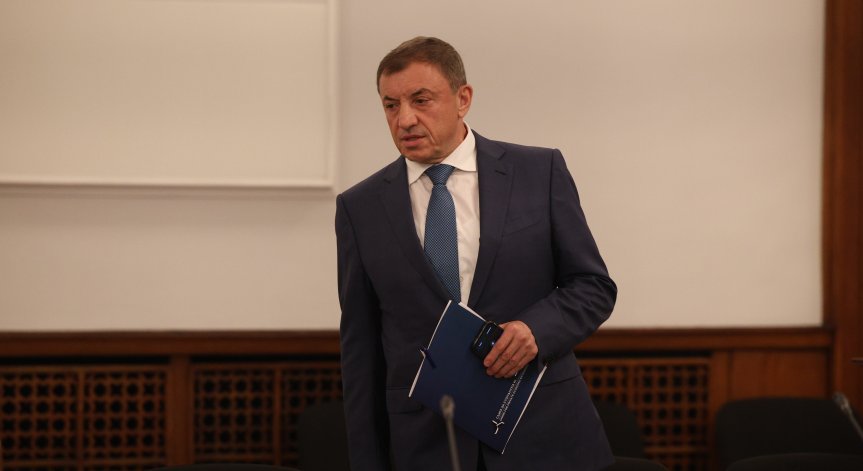 Близки и приятели изпращат Алексей Петров в последния му земен път