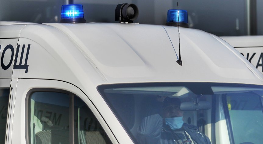 На мястото на инцидента са изпратени линейки и пожарни.