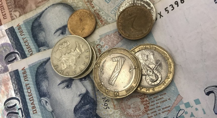 Мъж и жена измамиха 80-годишен, дал им 10 000 лв.