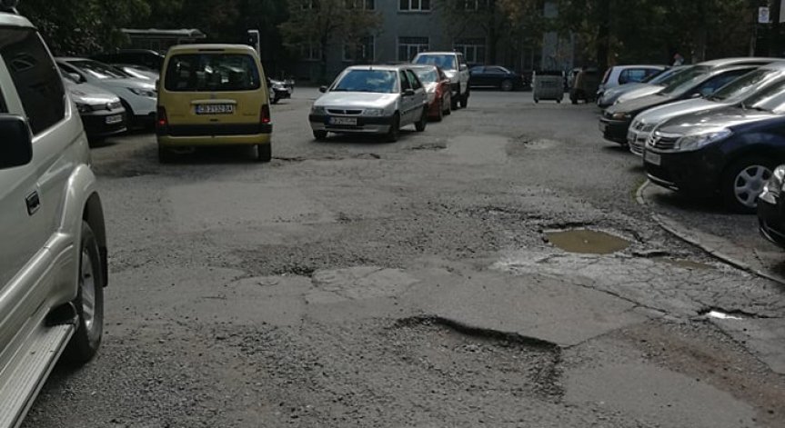 От HelpBook: Съседи редовно паркират по средата на улицата 