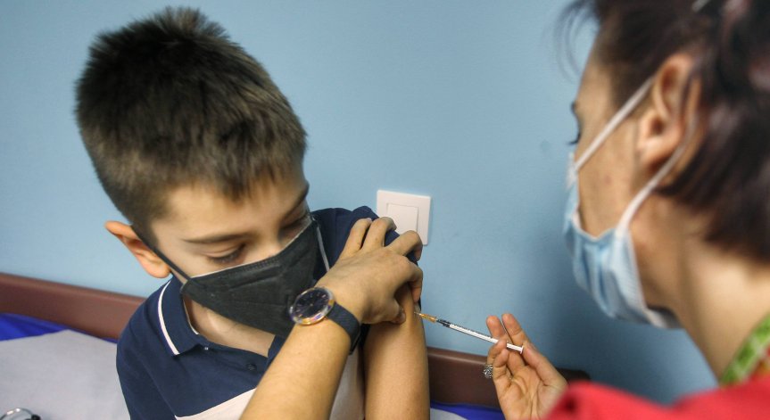 Проучване: Бустерът на Pfizer при деца повишава 36 пъти антителата срещу Омикрон