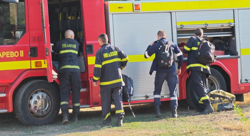 80 огнеборци гасят на терен.