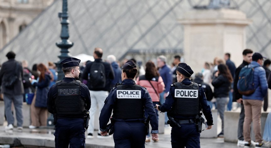 Ескортираха част от бижутата на Лувъра до Френската централна банка