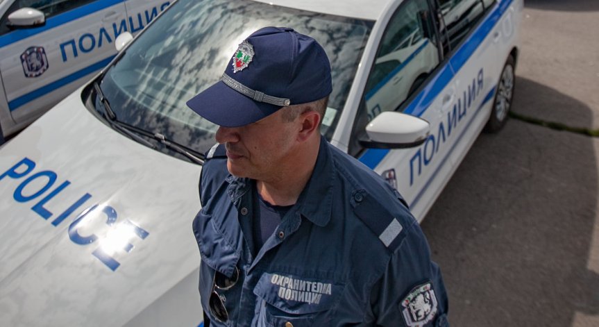 Верижна катастрофа със 7 коли и автобус блокира квартал в Бургас 