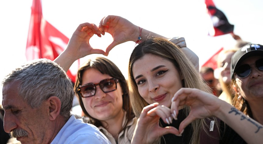 Хиляди на улицата в защита на демокрацията.