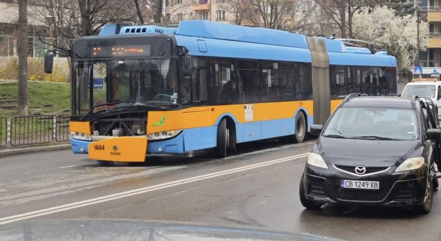 Тролейбус и кола катастрофираха в София