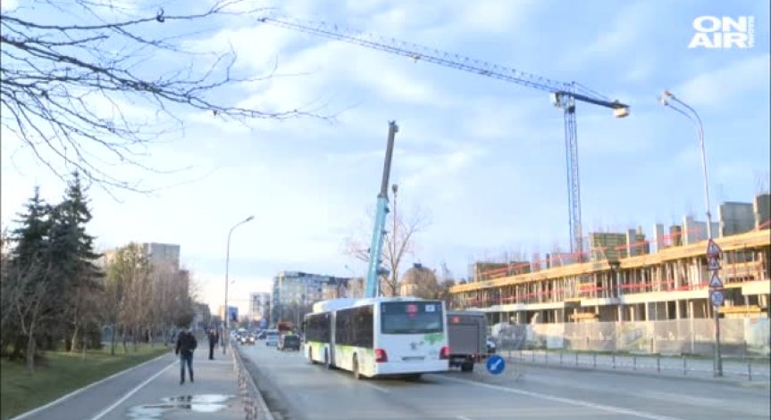 30-метров кран почти смаза столичани, но нарушения - няма