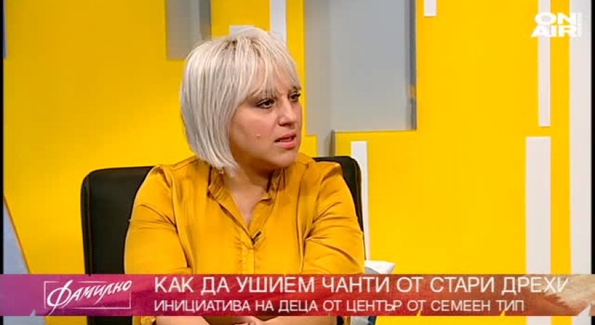 Деца от център от семеен тип с уникални торби от дарени дрехи