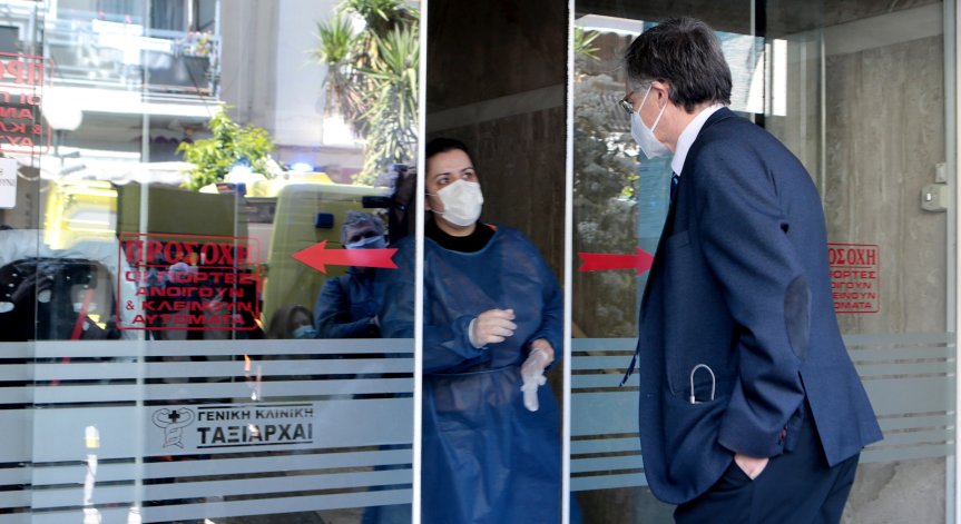 Гърция обмисля повторно въвеждане на SMS-и за придвижване