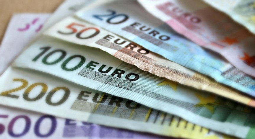 БНБ: Българите пращат по €100 млн. месечно на близките си от чужбина