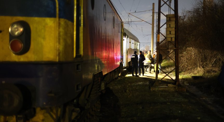В едната композиция има 15 души.