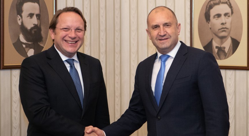 Президентът Радев ще се срещне с еврокомисаря Оливер Вархеи