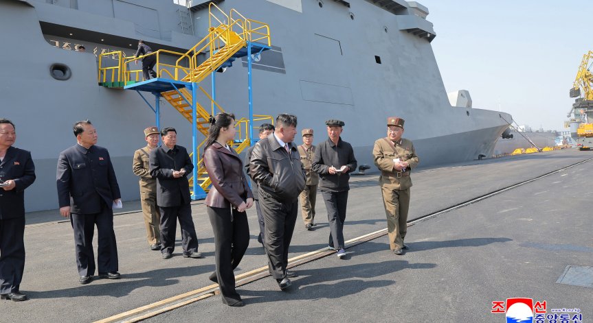 Пробна стрелба от нов военен кораб.