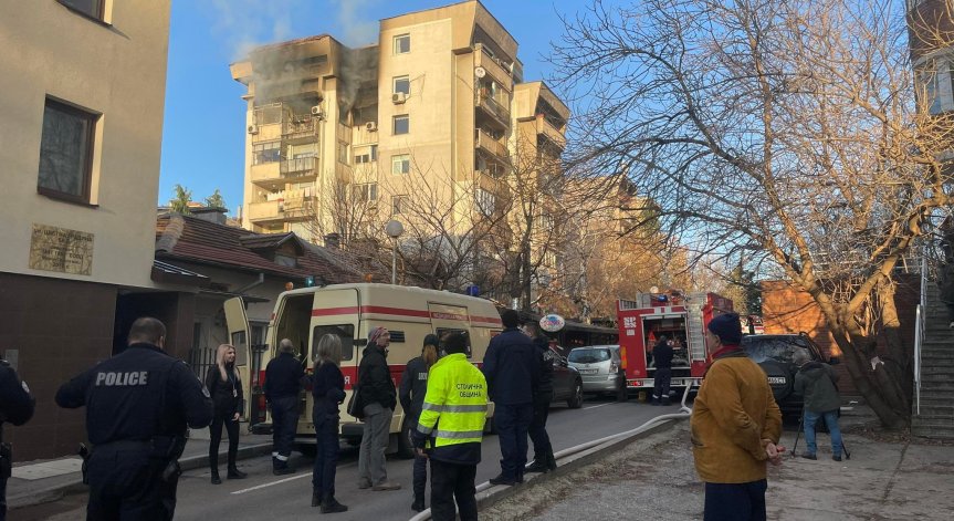 Пожар в блок в София, има загинал