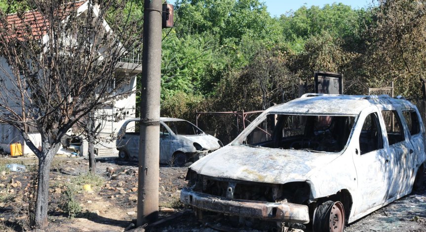 В момента особено опасни са поривите на вятъра.