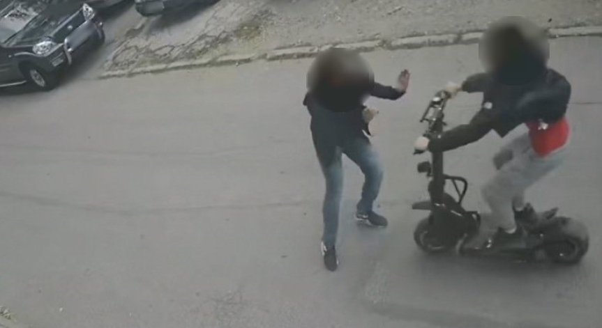 Младеж блъсна с тротинетка трима полицаи, хванали го в момент на сделка с дрога