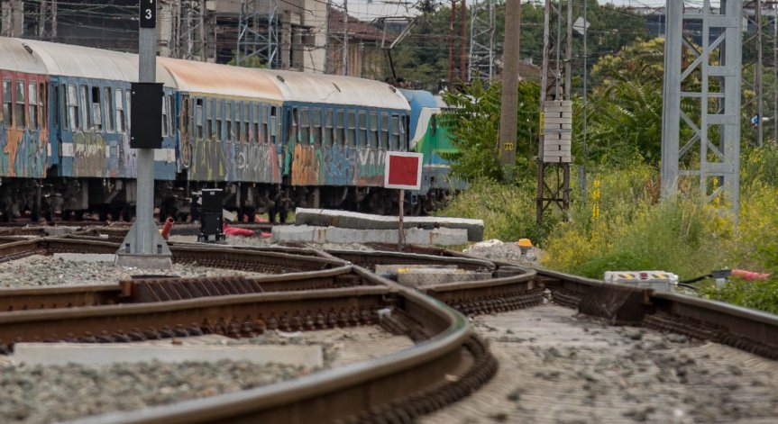 Шофьорът не е спрял при задействана прелезна сигнализация.