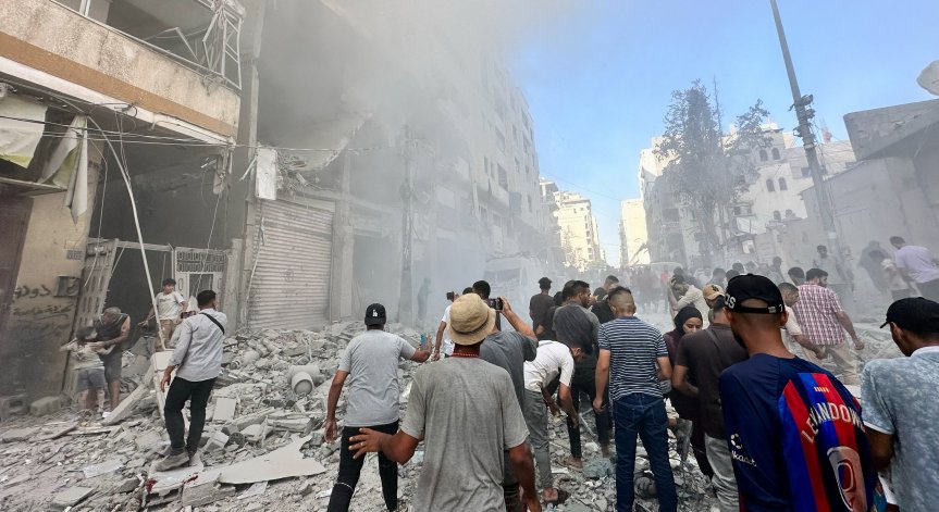 Армията на Израел усилва нападенията си срещу Газа.