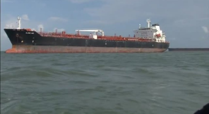 Проблем с кормилната система довел до удара на кораб в танкер