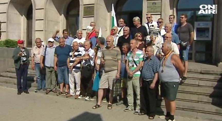 Глухонеми олимпийски спортисти на протест заради спрени премии