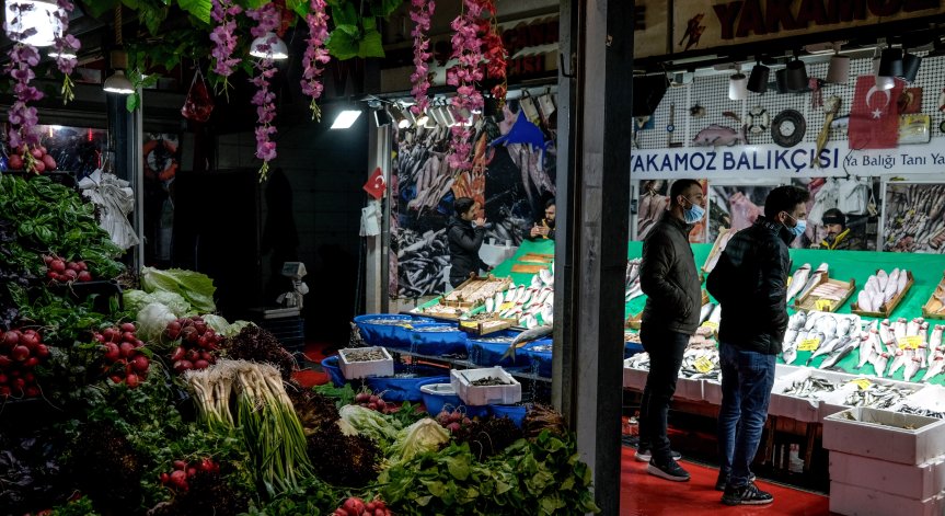 Парите не стигат: Турската телевизия съветва как да си приготвим храна от боклука