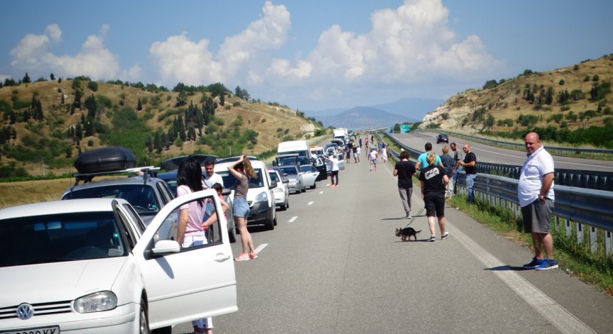 Задава се тежко чакане на границата: Гръцките власти ще записват данните ни