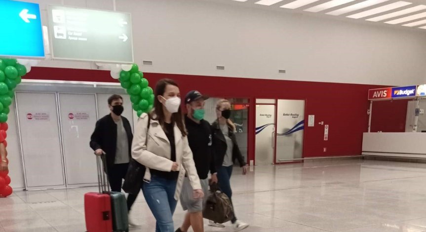 Празнично посрещнаха първите за сезона редовни и чартърни полети на 