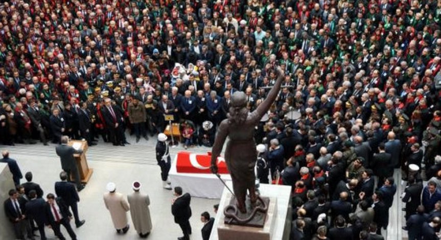 Турският премиер Ахмед Давутоглу предупреди срещу улични протести