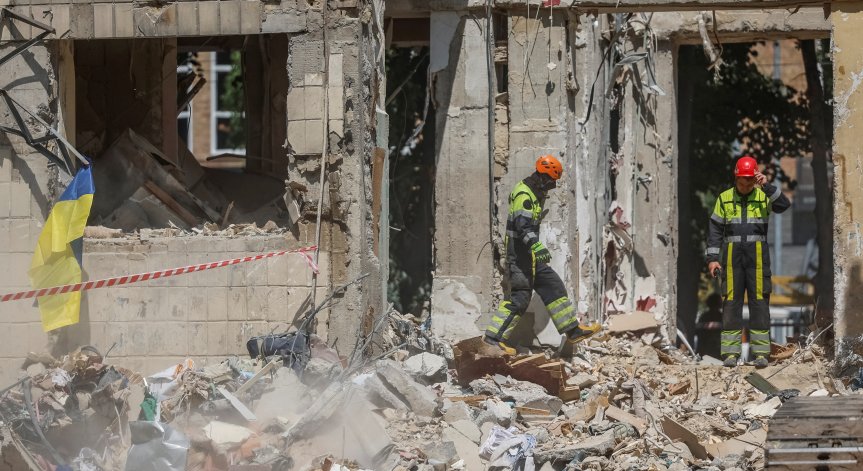 Тримата ранени пожарникари понастоящем са настанени в болница.