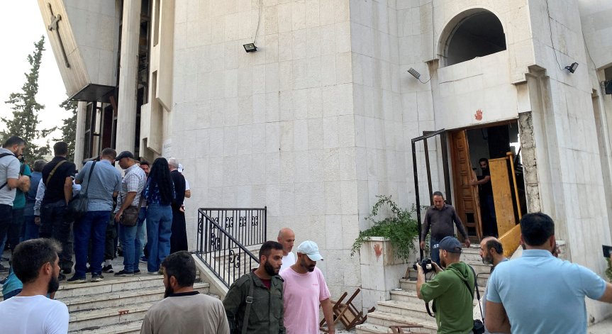 На мястото бързо са пристигнали служители на сигурността и спешна помощ.